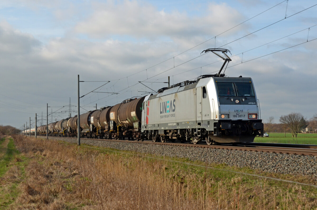 Am 21.02.24 führte 186 387 der Lineas einen langen Kesselwagenzug durch Braschwitz Richtung Magdeburg.