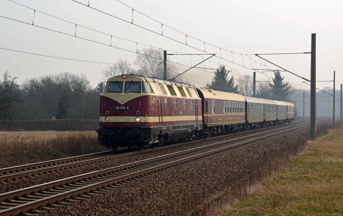 Am 21.03.15 verkehrte ein Sonderzug der Ostsächsischen Eisenbahnfreunde von Löbau nach Nordhausen. Hier zieht 118 552 ihren Sonderzug durch Machern gen Leipzig.