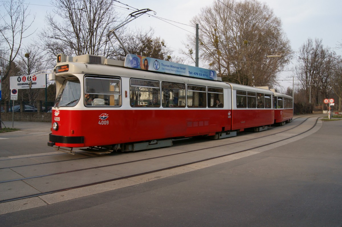 Am 21.03.2015 verlässt E2 4009 mit unbekanntem c5 den Wiener Prater auf Linie 1.