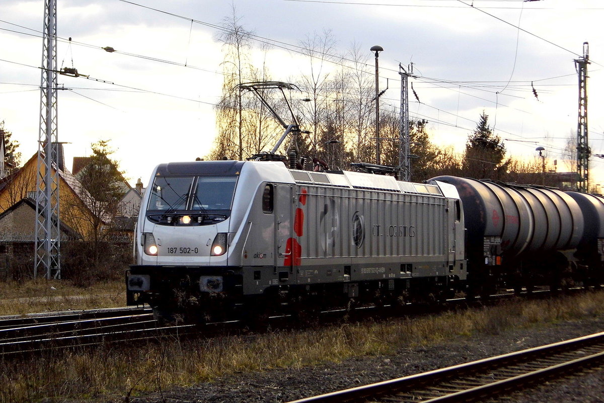 Am 21.03.2018 kam die 187 502-0 von der CTL Logistics GmbH, Berlin ( AKIEM SAS, Clichy) aus Richtung Salzwedel nach Stendal und fuhr weiter in Richtung Magdeburg .