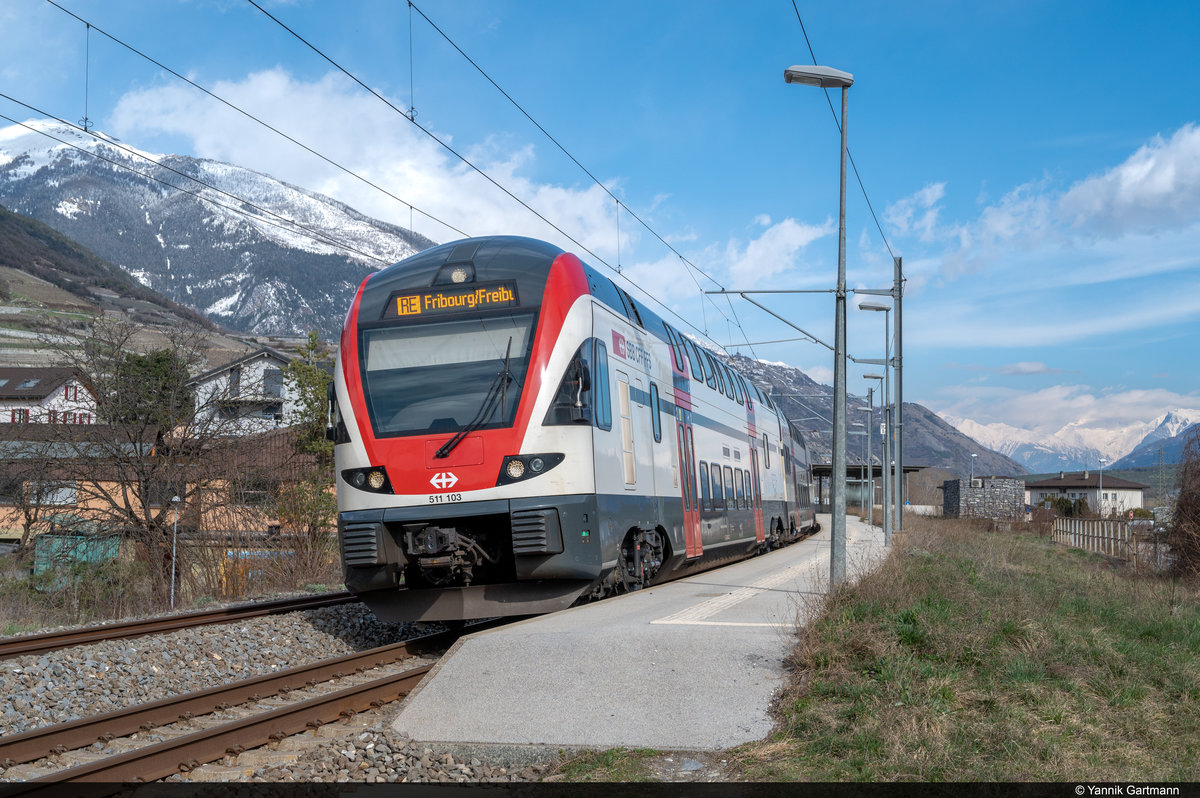Am 21.03.2021 ist SBB RABe 511 103 als RE 30123 von Visp nach Fribourg/Freiburg unterwegs und konnte hier bei der Durchfahrt des Bahnhofs Salgesch aufgenommen werden. Sieht man auch eher selten, dass auf einem Zug im Wallis das Ziel  Fribourg/Freiburg  angegeben ist.