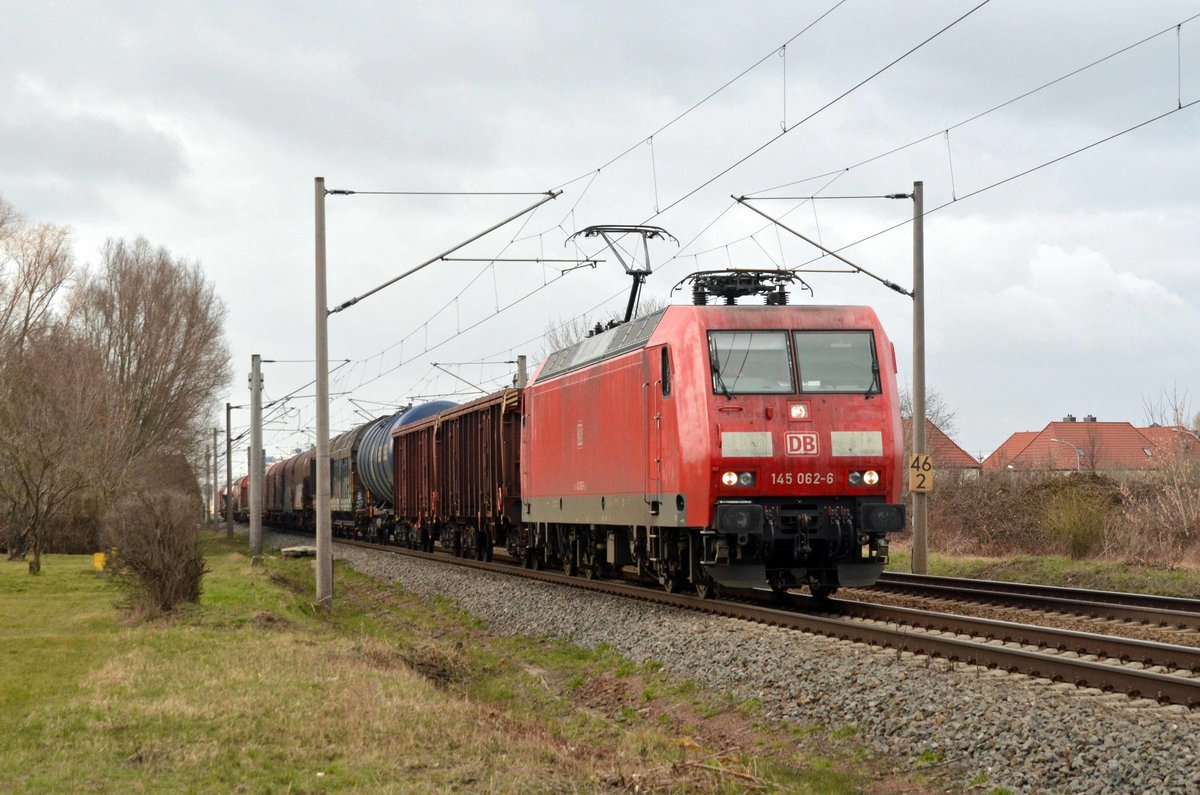 Am 21.03.21 führte 145 062 einen gemischten Güterzug durch Greppin Richtung Bitterfeld.