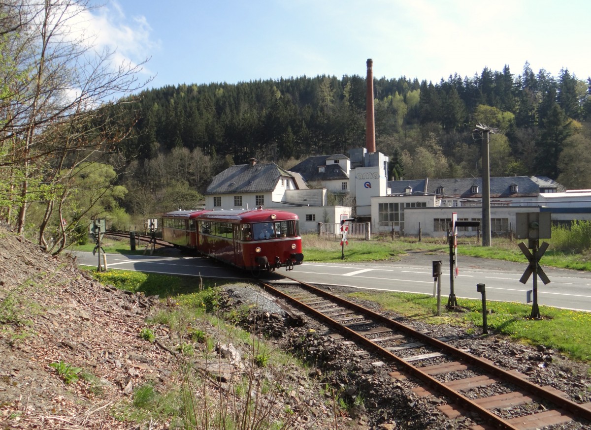 Am 21.04.14 besuchten wir die Rodachtalbahn in Nordhalben.
Es fuhren 798 731 und 998 744 hier bei Dürrenwaid.