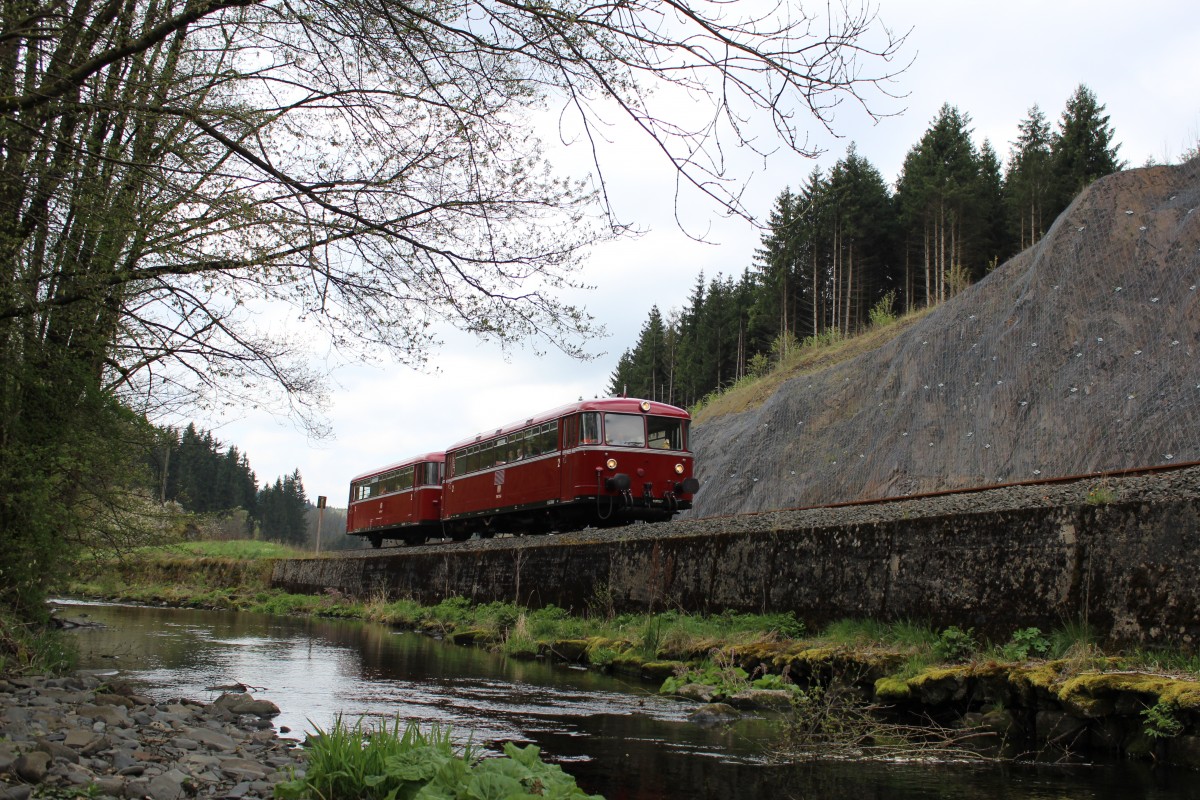 Am 21.04.14 besuchten wir die Rodachtalbahn in Nordhalben.
Es fuhren 798 731 und 998 744 hier kurz vor Mauthaus.