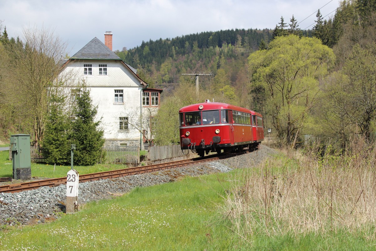 Am 21.04.14 besuchten wir die Rodachtalbahn in Nordhalben.
Es fuhren 798 731 und 998 744 hier bei Dürrenwaid.