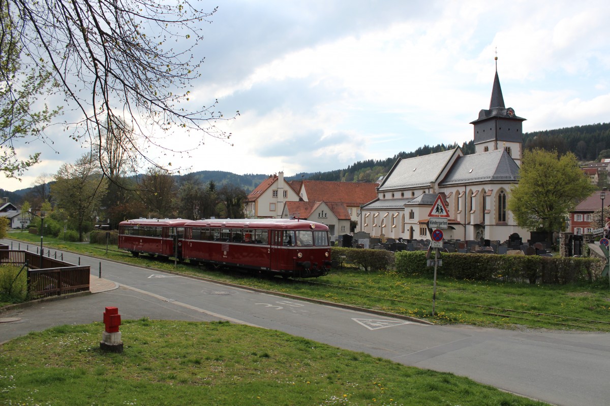 Am 21.04.14 besuchten wir die Rodachtalbahn in Nordhalben.
Es fuhren 798 731 und 998 744 hier in Steinwiesen.