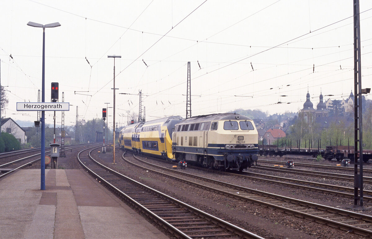 Am 21.04.1994 wurde der erste Zug Reihe 8200 an die NS geliefert. DB 215 111-6 brachte die Einheit (NS 8201) von Aachen bis Herzogenrath, dort übernahm eine Ellok den Zug für die weiterfahrt gen Niederlande. Herzogenrath, 21.04.1994, 10.31u. Scanbild 6480, Fujichrome100.