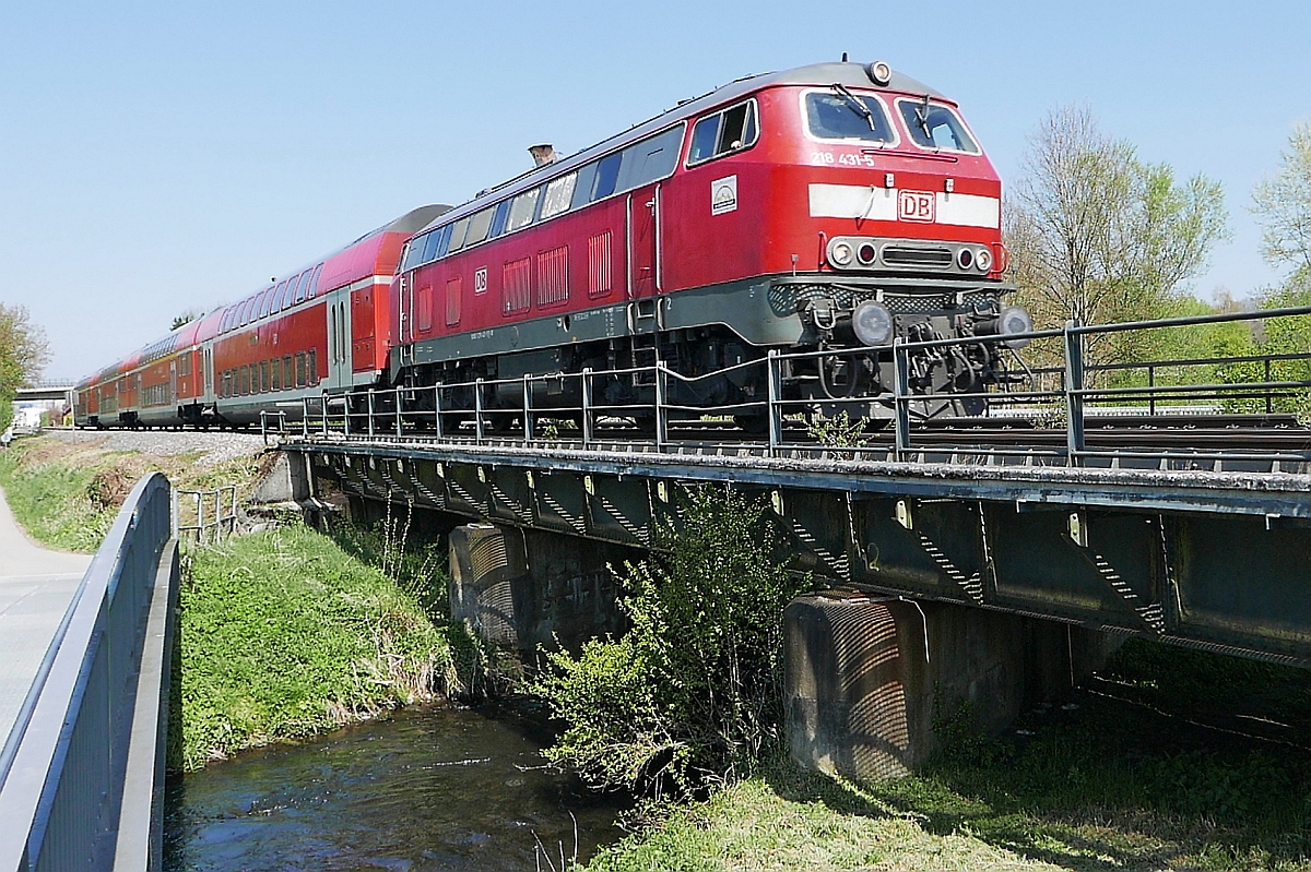 Am 21.04.2017 überquert 218 431-5 mit dem IRE 4215, Stuttgart - Lindau, bei Ummendorf die Riß.