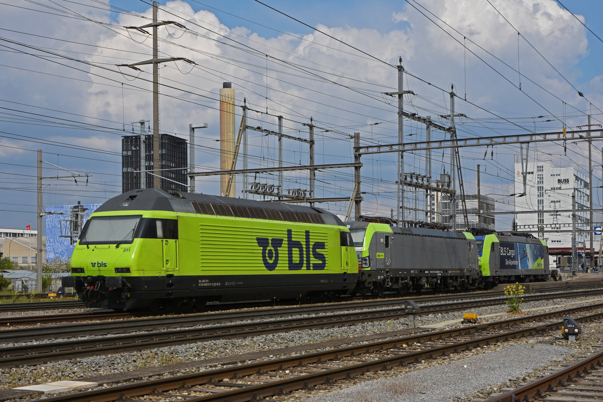 Am 21.04.2021 stehen die BLS Loks 465 011-5, 475 416-4 und 485 006-1 auf einem Abstellgeleis beim Bahnhof Pratteln.