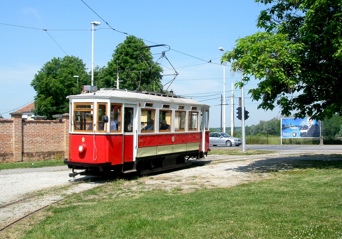 Am 21.05.2009 unternahm der Tw 8 der Straßenbahn Osijek eine Sonderfahrt. Der Betrieb wurde 1884 als Pferdebahn eröffnet und erst 1926 elektrifiziert. Dieses Fahrzeug gehörte zur Erstausstattung und ist museal erhalten.