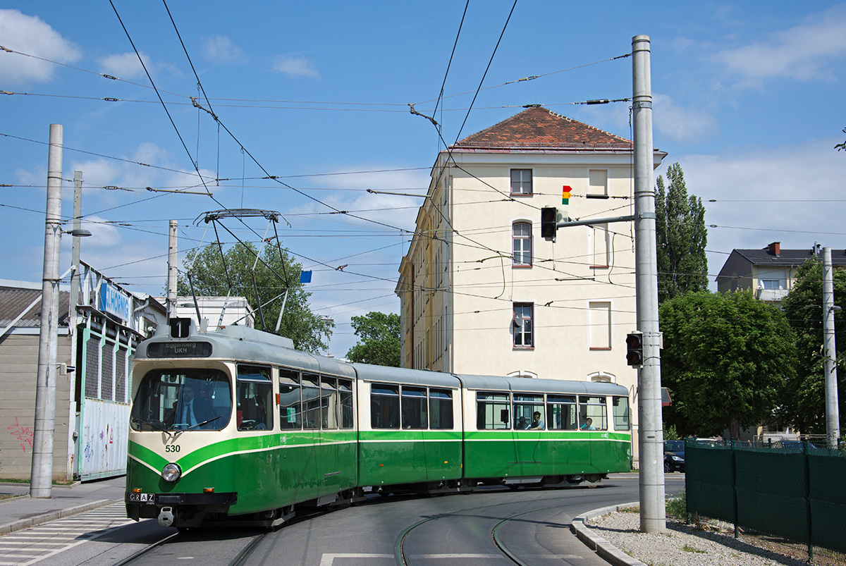 Am 21.05.2017 fand die Fotofahrt  letzte Fahrt  in Graz statt, hier ein wetieres Fotomotiv mit TW 530 als Linie 1 in der Kruezung Asperngasse/Laudongasse. 