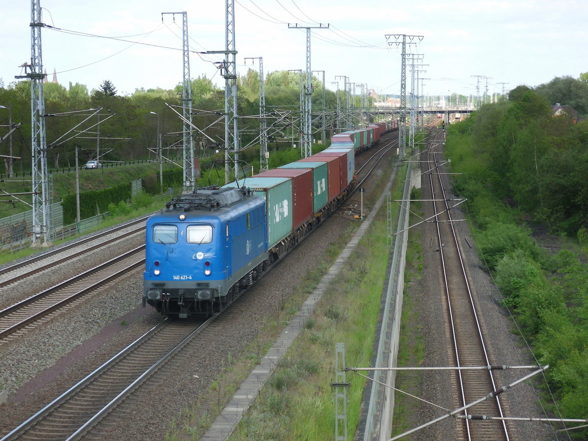 Am 21.05.2017 kam 140 621 mit einem Containerzug aus Richtung Magdeburg nach Stendal und fuhr weiter in Richtung Uelzen.