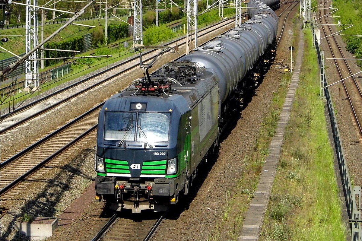 Am 21.05.2017 kam die 193 207-8 von der LTE Logistik (ELL) aus Richtung Stendal und fuhr weiter in Richtung Salzwedel . 