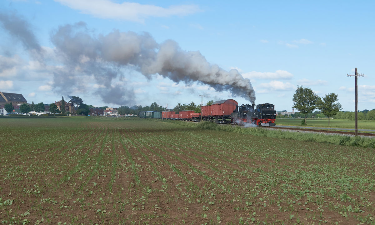 Am 21.05.2022 war ein Güterzug mit Personenbeförderung bei Schweta auf dem Weg von Mügeln nach Oschatz. Gezogen wurde der Zug von den IV k 99 1584 und 99 1568 (Fotoveranstaltung).