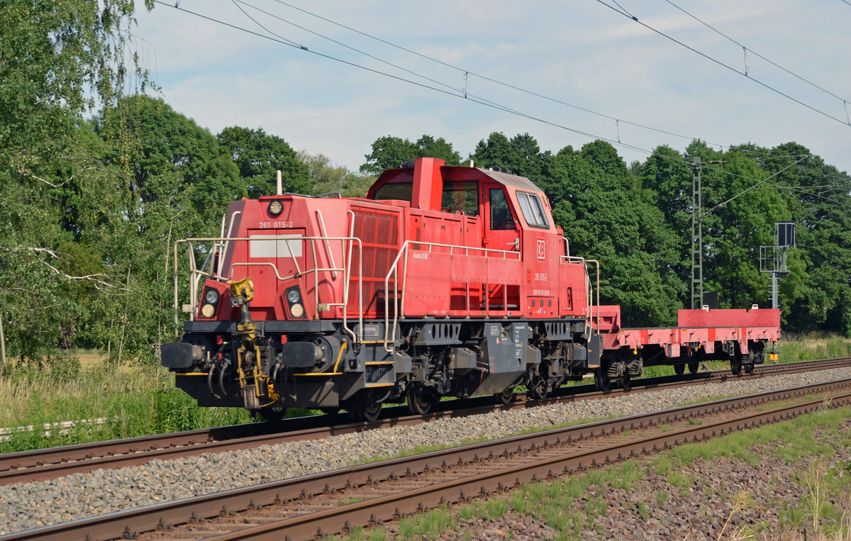 Am 21.06.17 führte 261 015 ihre modellbahngerechte Übergabe aus dem Hafen Roßlau durch Jütrichau Richtung Magdeburg.