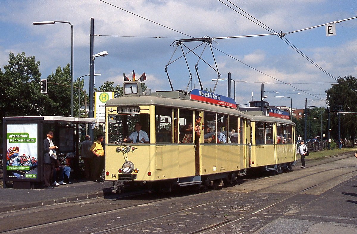 Am 21.06.2008 steht der der Rheinbahn-KSW-Zug mit Triebwagen 14 und Beiwagen 332 abfahrbereit in der Endhaltstelle Benrath, am 20.02.2016 wird er ebenfalls im Rahmen der Sonderfahrten zwischen Kirchplatz und Gerresheim zum Einsatz kommen