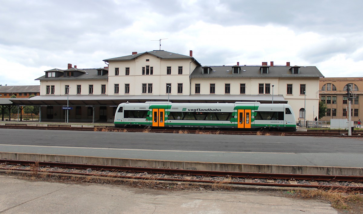 Am 21.06.2014 steht der VT 51 (650 151-3) von der Vogtlandbahn mit der VBG20977 nach Cheb in Oelsnitz(Vogtl). Die Aufnahme wurde vom Fußweg neben der B92 gemacht.