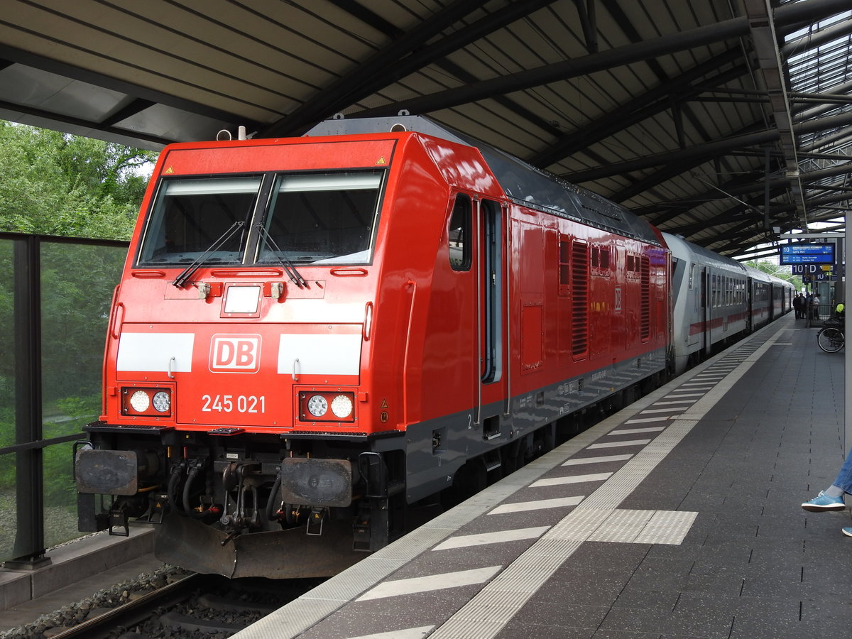 Am 21.06.2019 in Erfurt Hbf steht IC2151 nach Gera, in Gotha war Lokwechsel