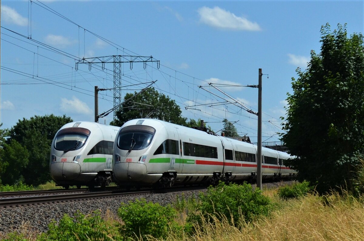 Am 21.06.2021 Kreuzten sich 411 005 (rechts) und 411 003 (links), in Vietznitz, auf dem weg nach Berlin und Hamburg. 
Ort: Vietznitz, 21.06.2021