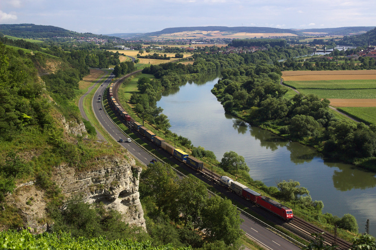 Am 21.07.16 durchfährt 185 286 mit einem Klv das Maintal. Hier konnte die Maschine zwischen Karlstadt und Himmelstadt aufgenommen werden. 