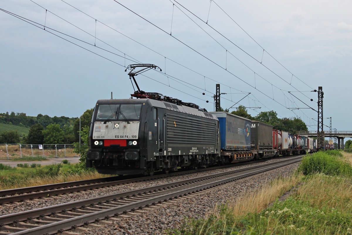 Am 21.07.2017 bespannte MRCE/SBBCI ES 64 F4-109 (189 109-2) einen langen und bunten Containerzug nach Rotterdam, als sie südlich von Buggingen über die KBS 703 in Richtung Freiburg (Breisgau) fuhr.