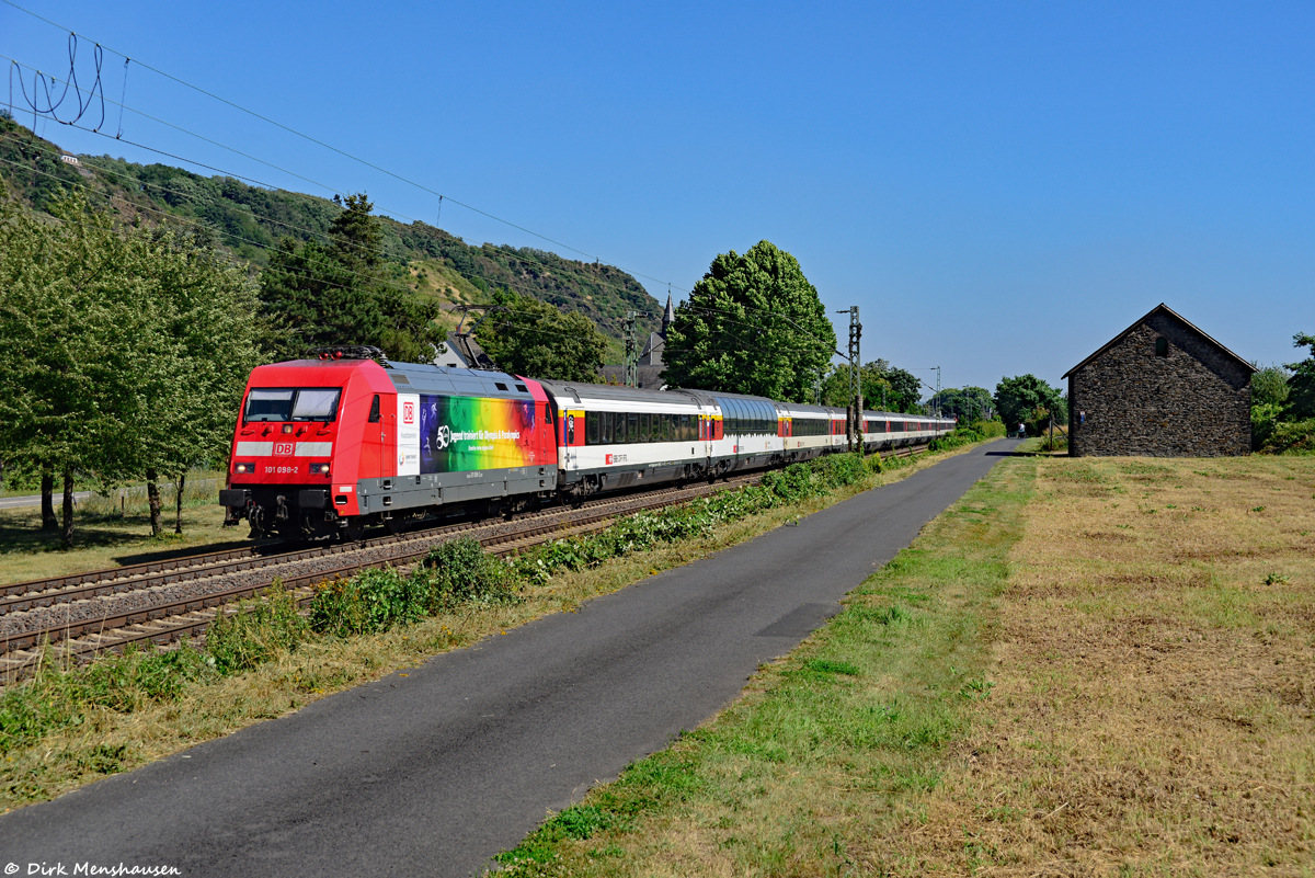 Am 21.07.2020 ist 101 098 (Jugend trainiert für Olympia) mit einem EuroCity auf der rechten Rheinstrecke bei Leutesdorf in Richtung Norden unterwegs.