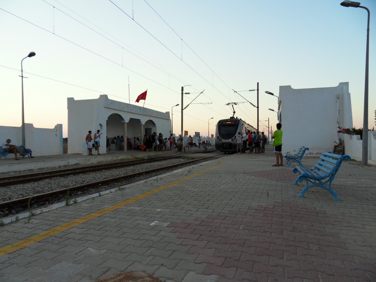 Am 21.08.2012 warten im Haltepunkt Mahdia Zone Touristique, dass endlich alle eingestiegen sind und die Fahrt in Richtung Sousse weitergehen kann. Auf dieser kleinen Station gibt es sogar noch einen Fahrdienstleiter, der auch Fahrkarten verkauft. Ein zweiter Mann muss per Hand beide Weichen stellen, wenn eine Kreuzung ansteht, kann man sich bei uns gar nicht mehr vorstellen. Dazu läuft er immer von einem Ende zum anderen.