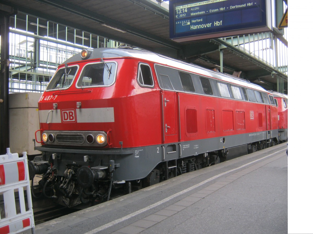 Am 21.08.2013 erreichte die Baureihe 218 487-7 das erste Mal frisch aus der Waschanlage mit ihrer Schwesterlok und dem IC 2012 richtung Hannover den Stuttgarter Hbf.