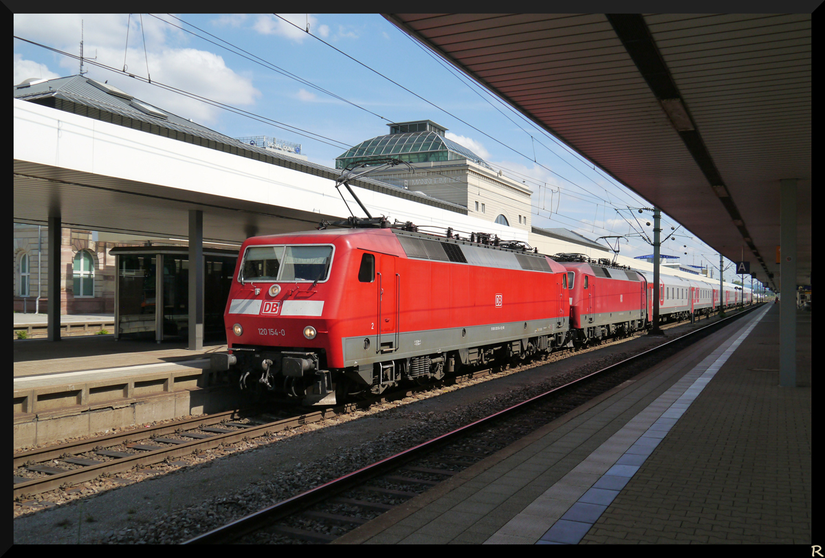 Am 21.08.2013 waren am EN 453 in Mannheim sogar 2 Loks der Baureihe 120 unterwegs, nmlich 120 154-0 und 120 137-5, die dann mit doppelter Power beschleunigen konnten.