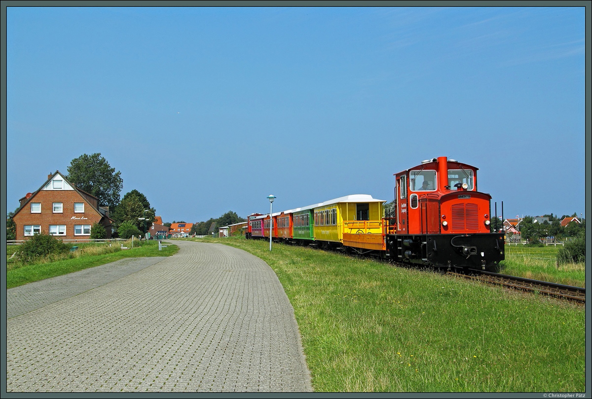 Am 21.08.2015 verlässt Lok 2 mit einem Leerzug den Ort Langeoog Richtung Anleger.