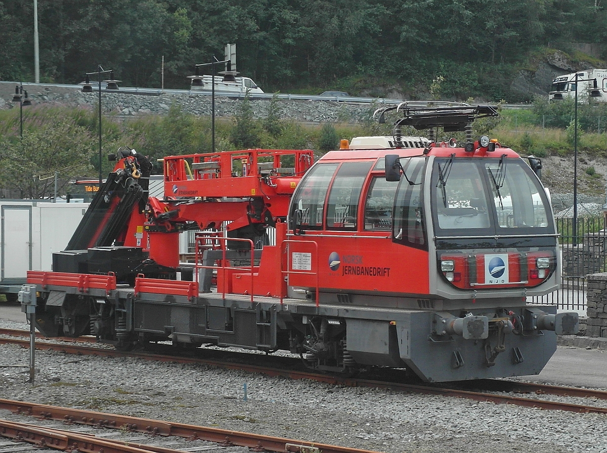 Am 21.08.2015 wurde ein Motorturmwagen der Gesellschaft NORSK JERNBANEDRIFT aus dem von Oslo nach Bergen fahrenden Zug fotografiert.