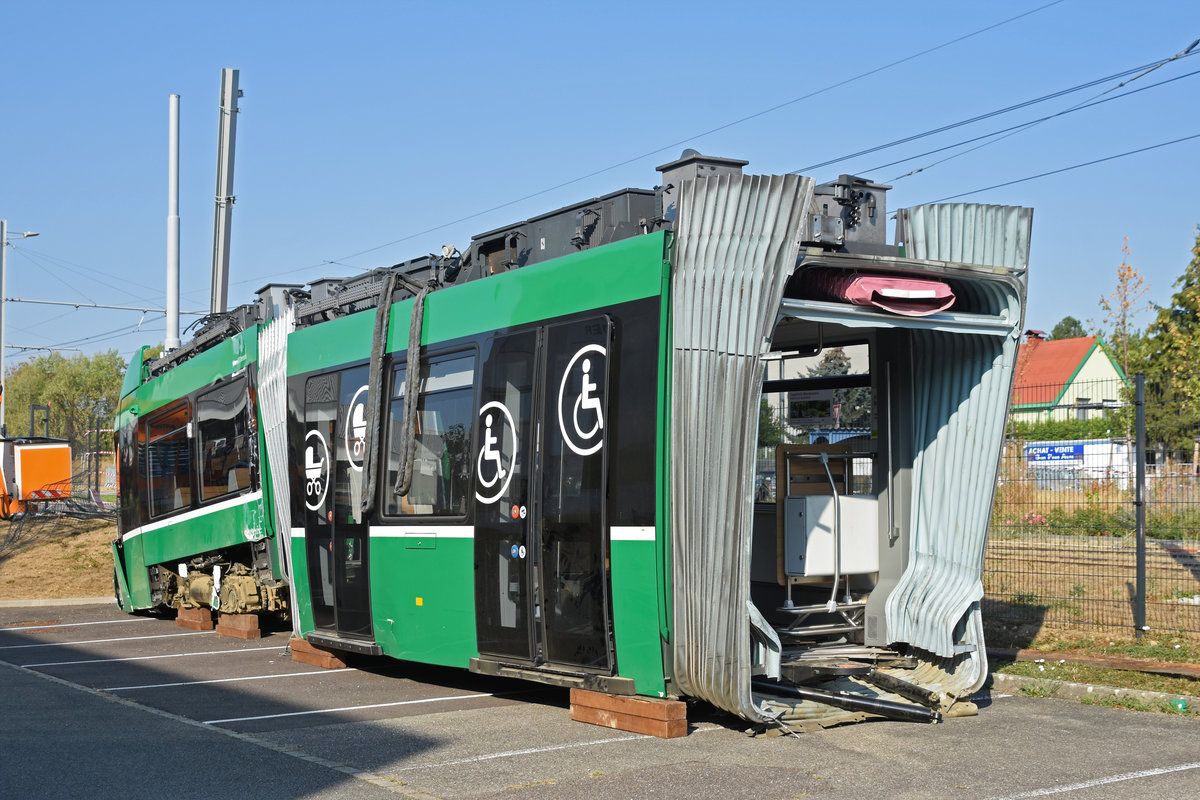 Am 21.08.2018 ereignete sich eine schwere Kollision beim Bahnhof Saint Louis. Dabei entgleiste der Be 6/8 Flexity 5034 und wurde massiv demoliert. Die ersten beiden Teile mussten vom restlichen Fahrzeug getrennt werden und stehen auf einem Parkplatz zum Abtransport bereit. Die Aufnahme stammt vom 22.08.2018.