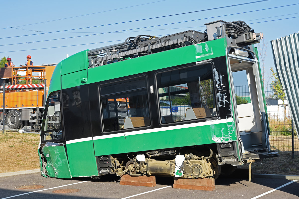 Am 21.08.2018 ereignete sich eine schwere Kollision beim Bahnhof Saint Louis. Dabei entgleiste der Be 6/8 Flexity 5034 und wurde massiv demoliert. Die ersten beiden Teile mussten vom restlichen Fahrzeug getrennt werden und stehen auf einem Parkplatz zum Abtransport bereit. Die Aufnahme stammt vom 22.08.2018.
