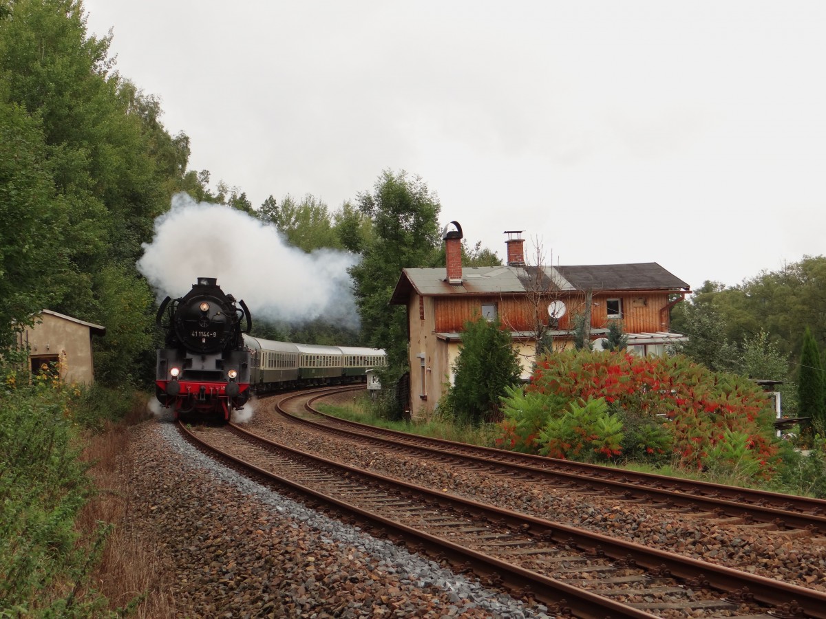 Am 21.09.13 fuhr der Elstertal-Express mit 41 1144 wieder von Gera nach Cheb und zurck. Hier zusehen in Hundsgrn/V. 