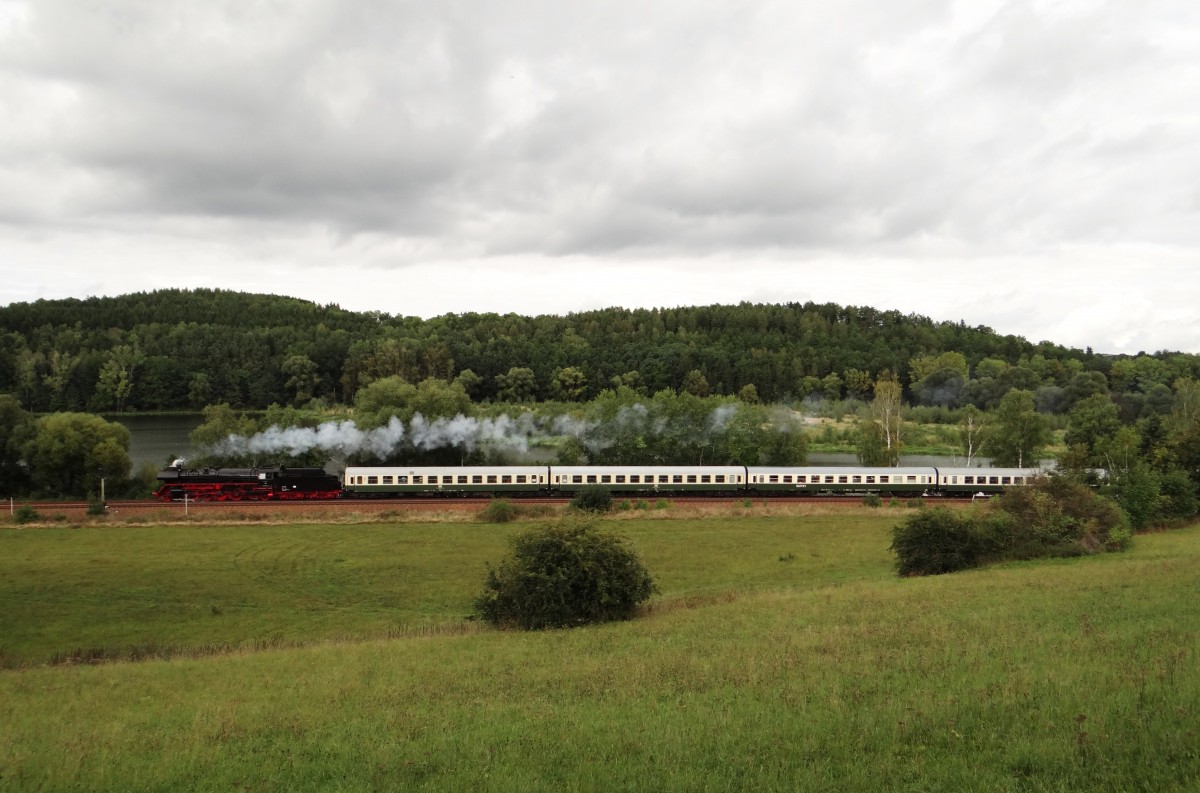 Am 21.09.13 fuhr der Elstertal-Express mit 41 1144 wieder von Gera nach Cheb und zurck. Hier zusehen kurz nach Oelsnitz/V. an der Talsperre Pirk entlang.
