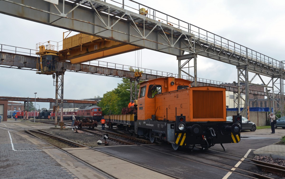 Am 21.09.13 veranstaltete Alstom in seinem Werk in Stendal einen Tag der offenen Tr. Von einem werksinternen Waggon wurden hier Drehgestelle abgeladen, 312 254 der CLR hatte den Wagen am Haken. 