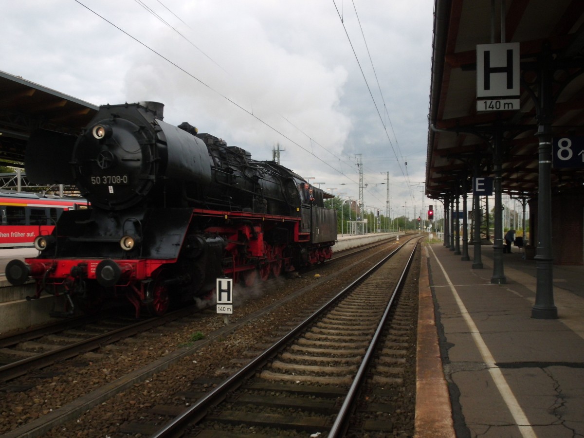 Am 21.09.2013 kam 50 3708-0 nach den Fahrten im RAW Stendal durch den Bahnhof Stendal und fuhr zum Drehen in das Bw Stendal.