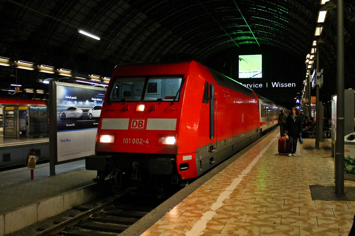 Am 21.09.2013 stand die Hamburger 101 002-4 mit dem +30 min. Verspäteten IC 2191 (Westerland (Sylt) - Frankfurt (Main) Hbf) in ihrem Endbahnhof und wartet nun darauf, in die Abstellung zu kommen, um endlich Ruhe zu haben.