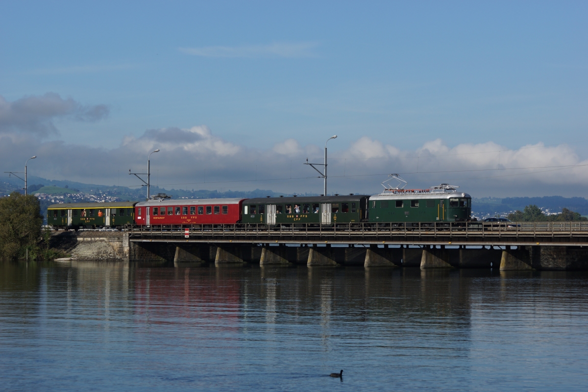 Am 21.09.2013 berquert die Re 4/4 I 10044 den Seedamm bei Rapperswil.