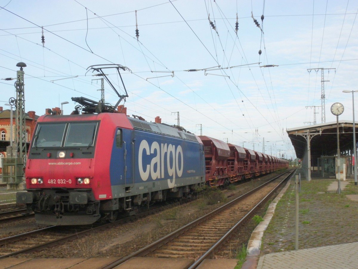 Am 21.09.2014 kam 482 032 mit einem neuen Schotterzug aus Richtung Magdeburg nach Stendal.