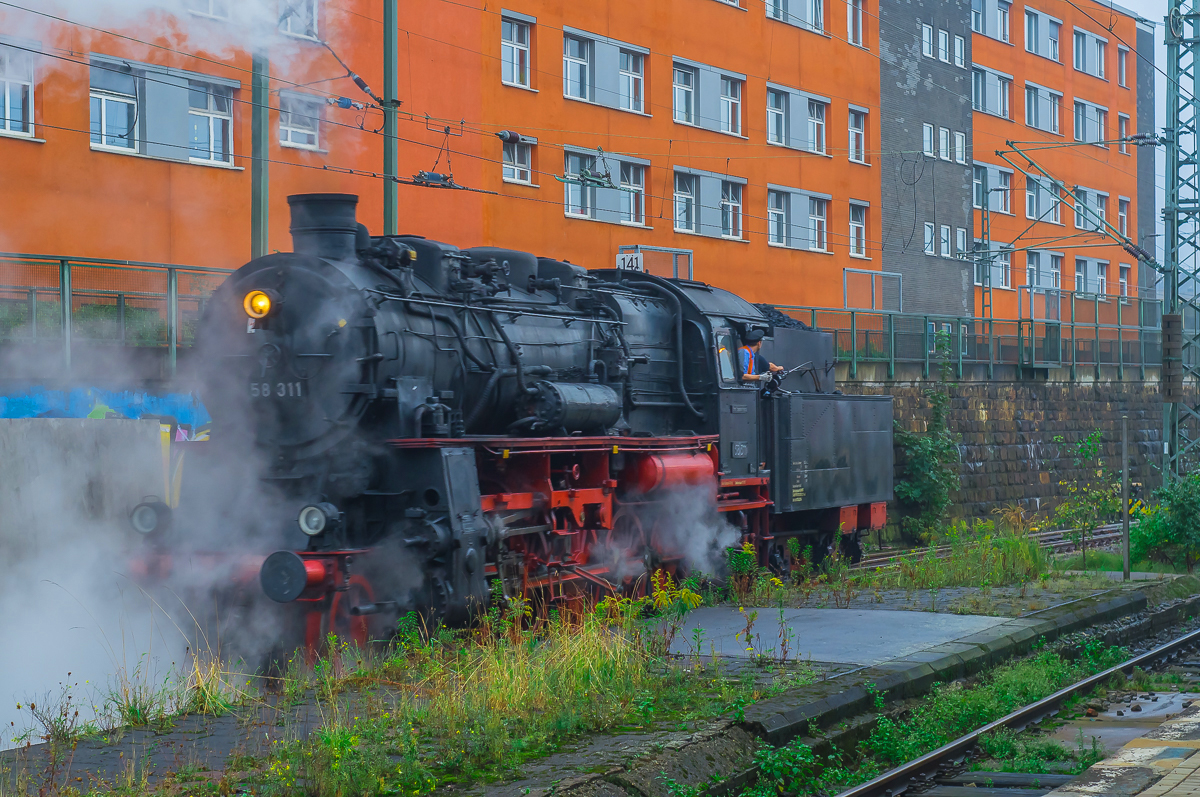 Am 21.09.2014 setzt 58 311 der UEF im Hagener HBF an die Spitze des Sonderzuges nach Winterberg um. 