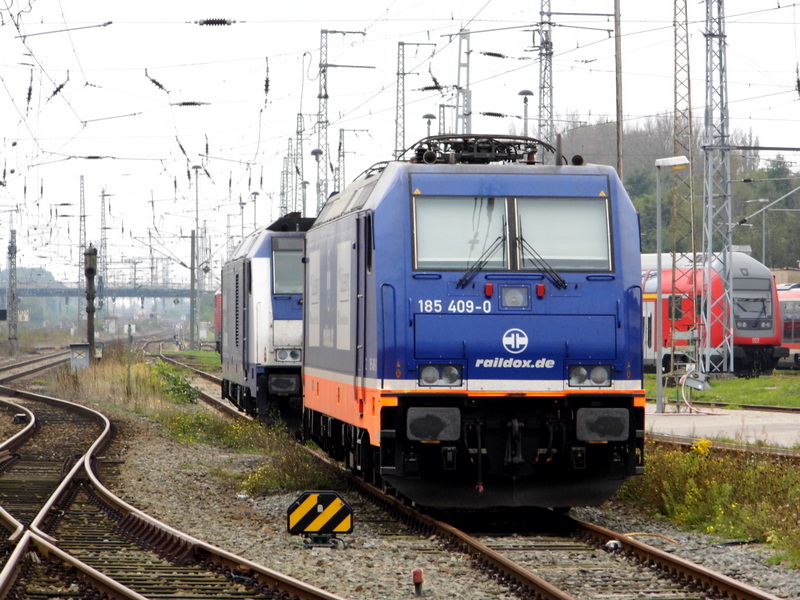 Am 21.09.2014 waren die 246 11-1 von der IGT und die 185 409-0 von der Rialdox in Stendal abgestellt. 