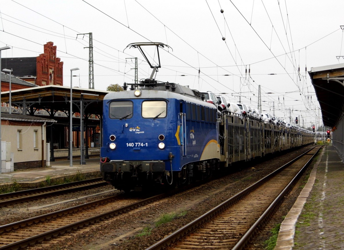 Am 21.09.2015 kam die 140 774-1 von der evb Logistik aus Richtung Magdeburg nach Stendal und fuhr weiter in Richtung Wittenberge .