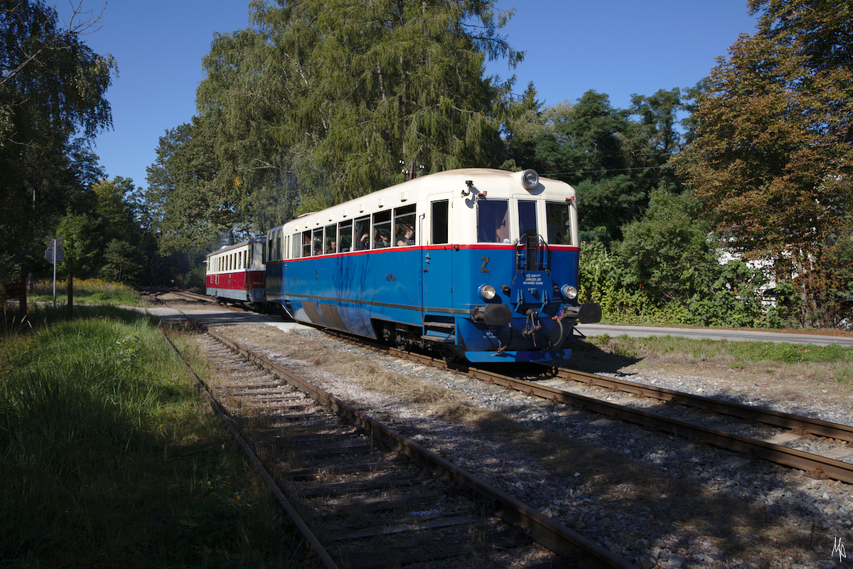 Am 21.09.2019 ist der Sonderzug bestehend aus M274 004 und M262 007 von Beneŝov nach Trhový Ŝtêphánov unterwegs. Die Aufnahme ist in Domaŝin entstanden.