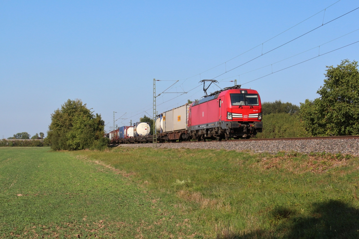 Am 21.09.2020 ist ein DB Vectron mit einem KLV Zug bei Bad Schönborn in Richtung Karlsruhe unterwegs.