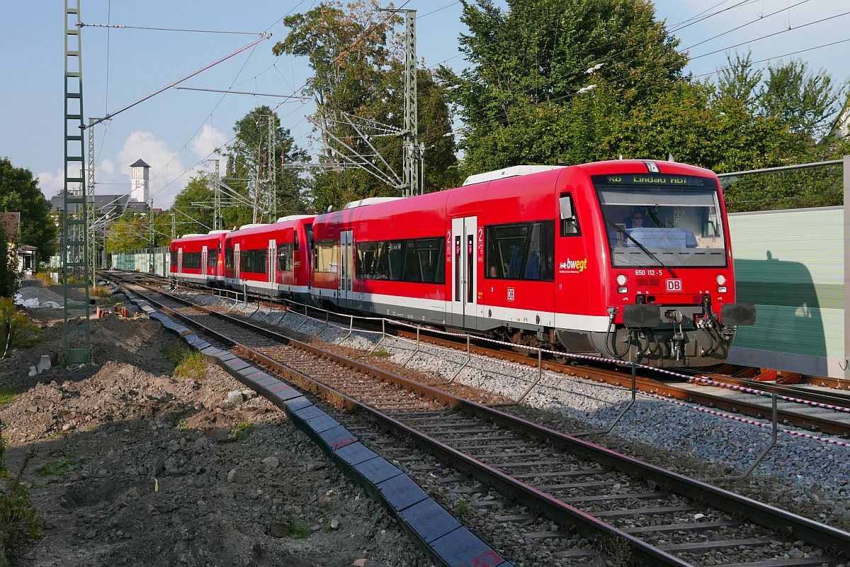 Am 21.09.2020 steht im Lindauer Ortsteil Aeschach die neue Lrmschutzwand erst auf einer Seite. Diese Gelegenheit wurde genutzt, um an dieser Stelle 650 112-5, 650 115-8 und 650 100-0 als RB 22733 von Friedrichshafen kommend kurz vor dem Ziel zu fotografieren.