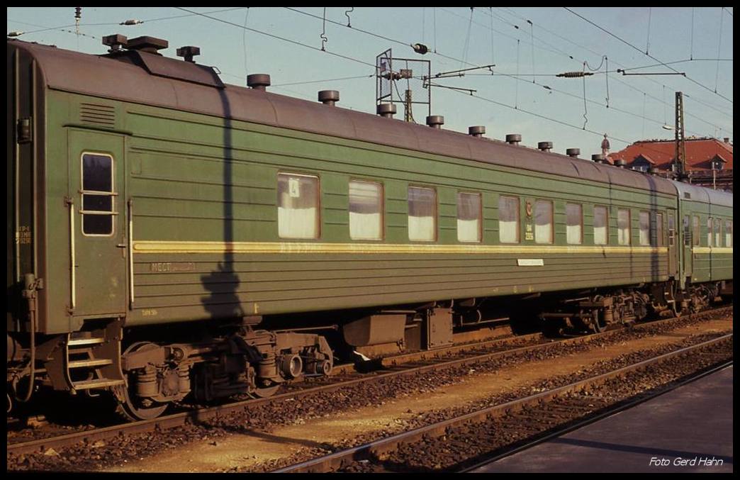 Am 21.10.1990 verkehrten noch alte grüne russische Schlaf- bzw. Schnellzugwagen bis Erfurt. Ich hielt dabei den Wagen SZD 01423136 im Bild fest.