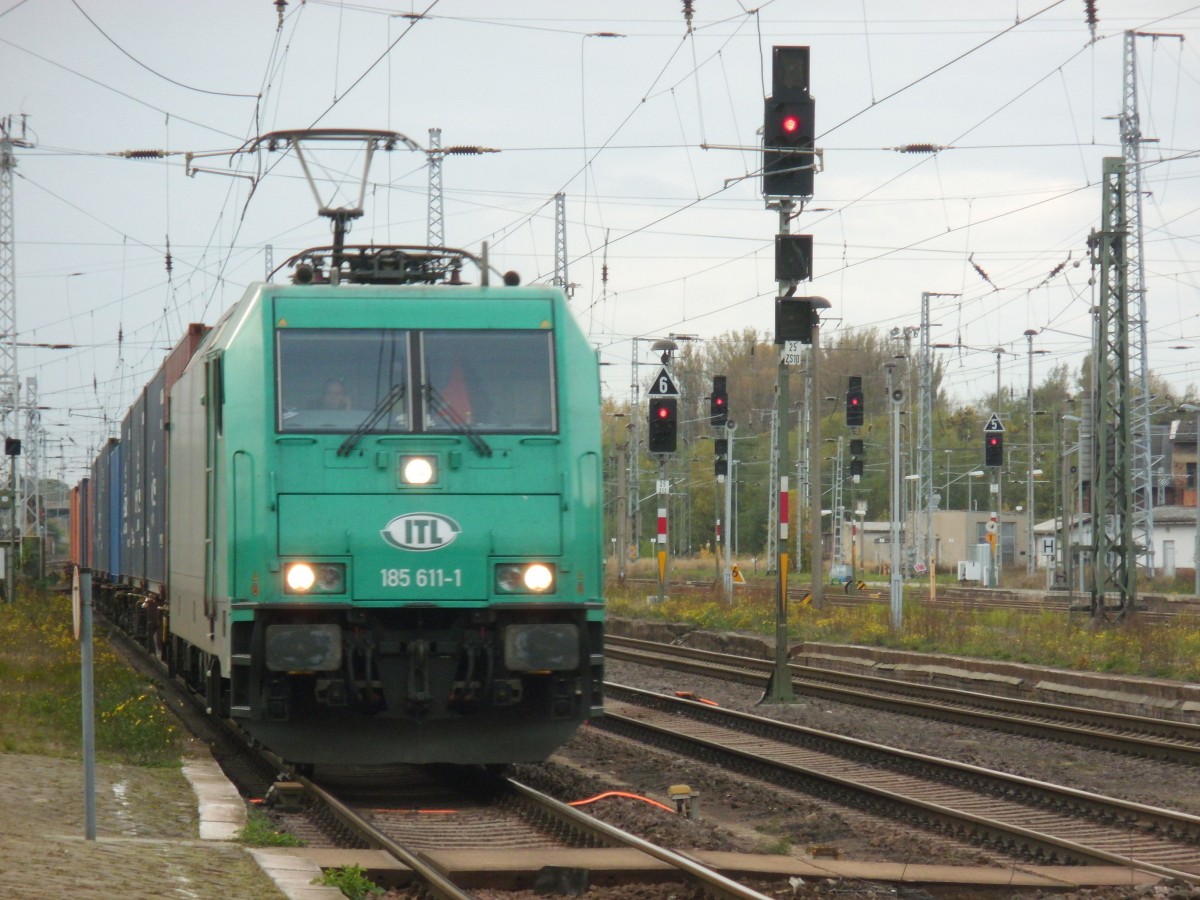 Am 21.10.2013 kam 185 611 mit einem Containerzug durch Stendal in Richtung Magdeburg.