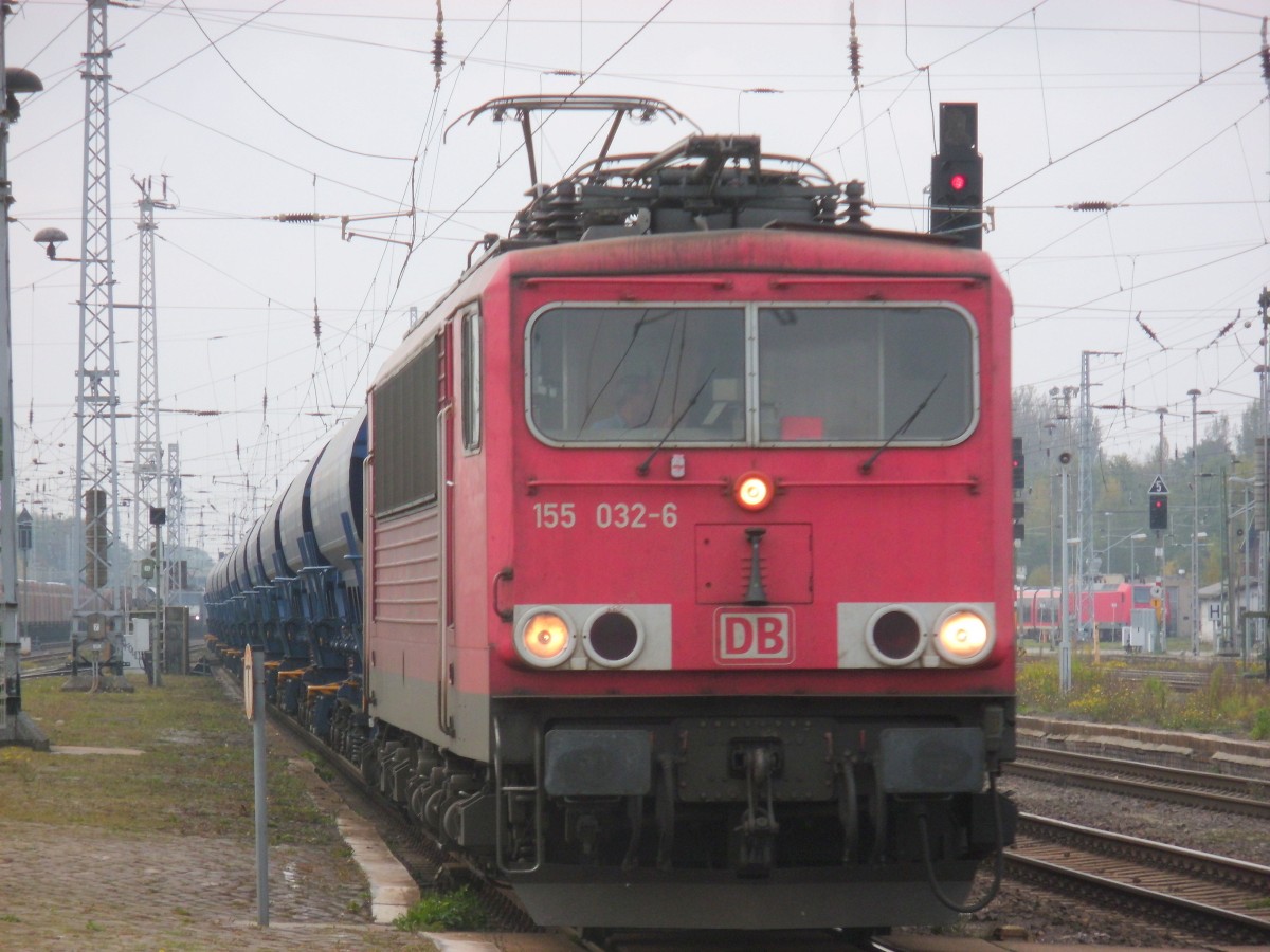 Am 21.10.2015 kam 155 032 mit ihrem Düngerzug aus Wittenberge nach Stendal und fuhr weiter nach Magdeburg.
