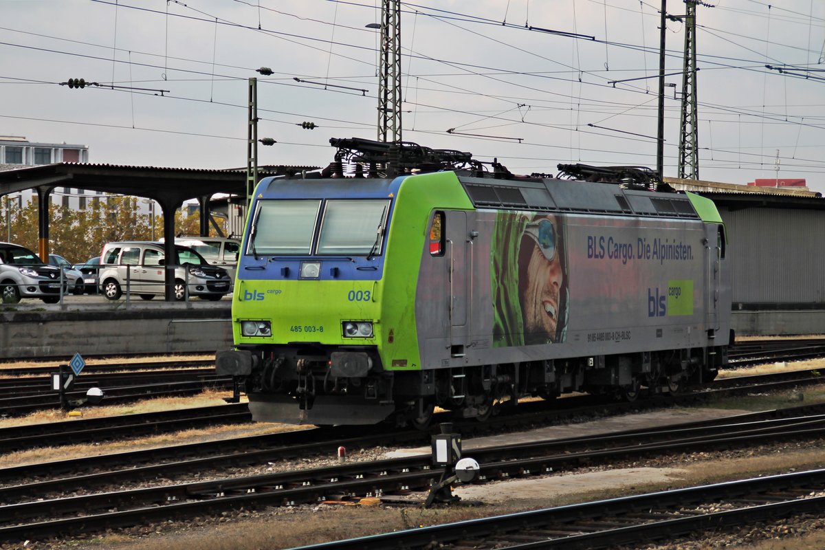 Am 21.10.2015 stand Re 485 003-8  BLS Cargo. Die Alpinisten.  abgestellt auf einem Abstellgleis im nördlichen Vorfeld vom Badischen Bahnhof von Basel und wartete auf ihren nächsten Einsatz.
